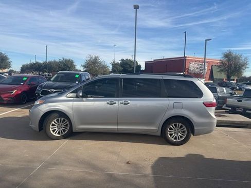 Used 2017 Toyota Sienna XLE Premium image 5