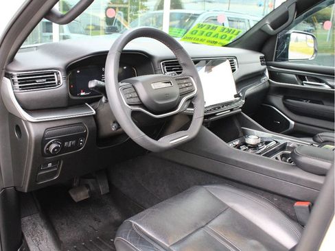 Used 2023 Jeep Wagoneer 4WD w/ Premium Group I image 12