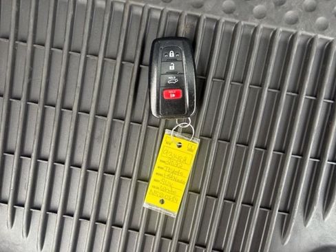 Used 2022 Toyota Highlander XLE image 17