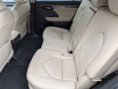 Used 2023 Toyota Highlander Limited image 16