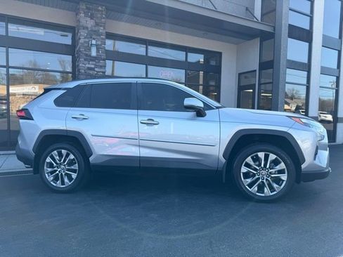 Used 2022 Toyota RAV4 Limited image 17