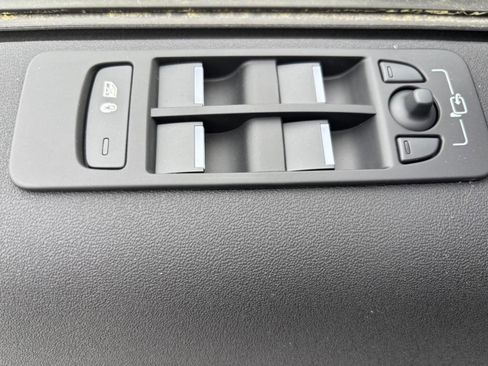 Used 2025 Land Rover Discovery Sport Dynamic SE image 28