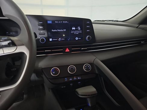 Used 2021 Hyundai Elantra SE FWD image 19