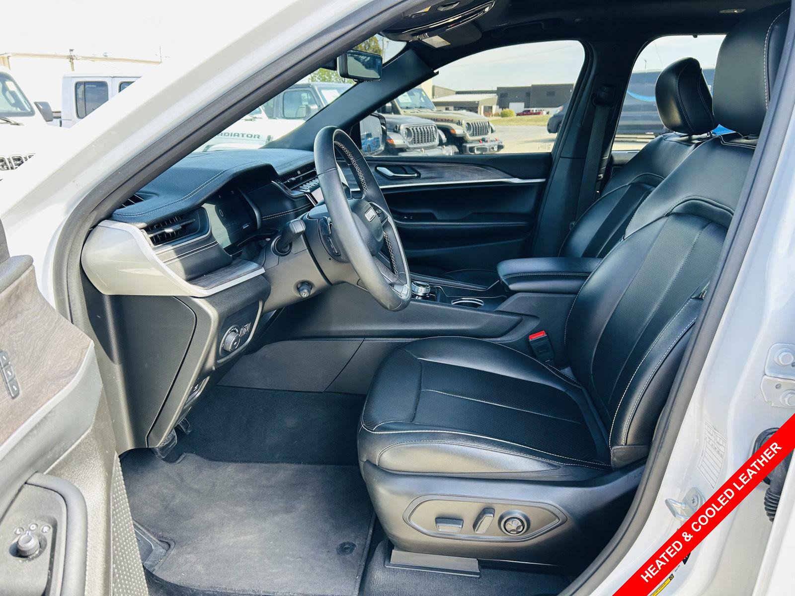 Used 2024 Jeep Grand Cherokee L Limited w/ Luxury Tech Group II AWD/4WD image 3