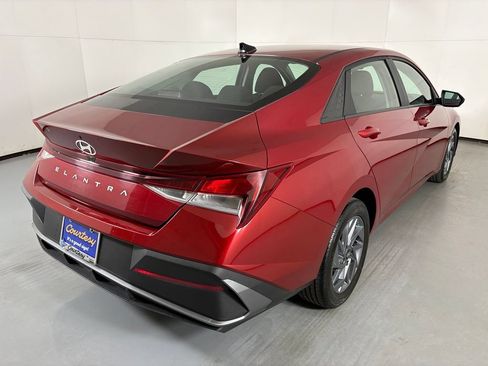 Used 2024 Hyundai Elantra SEL FWD image 8