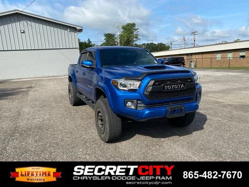 Used 2017 Toyota Tacoma TRD Sport w/ Tow Package (A/T) AWD/4WD image 3