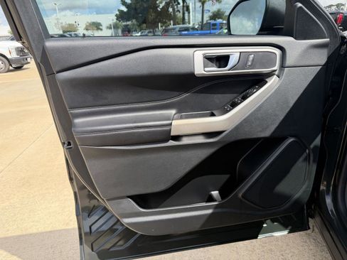 Used 2022 Ford Explorer XLT w/ Equipment Group 202A RWD image 13
