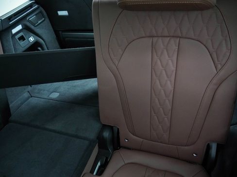 Used 2024 BMW X7 xDrive40i w/ Premium Package AWD/4WD image 38