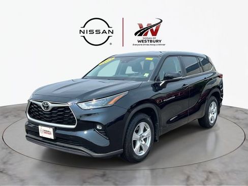 Used 2023 Toyota Highlander LE FWD image 4