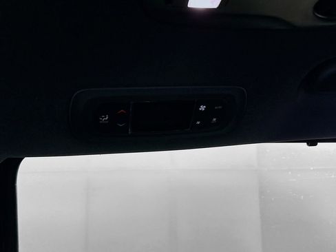 Used 2025 Chrysler Pacifica Select image 32