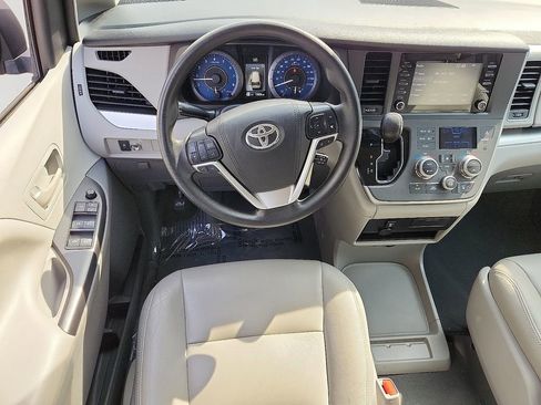 Used 2020 Toyota Sienna L image 12