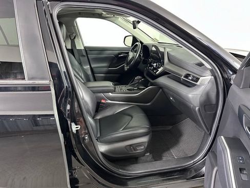 Used 2023 Toyota Highlander XLE AWD/4WD image 10