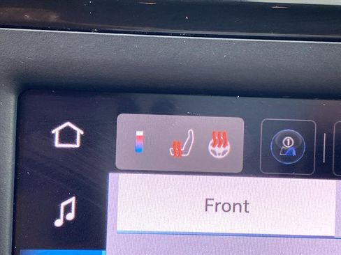 Used 2022 Chrysler Voyager LX image 10