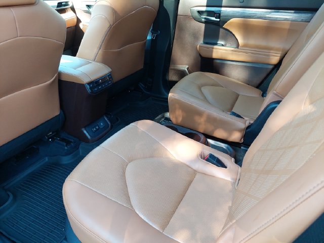 Certified 2020 Toyota Highlander Platinum AWD/4WD image 44