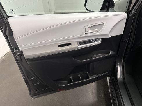 Used 2025 Toyota Sienna LE image 17