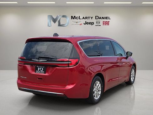 Used 2025 Chrysler Pacifica Select FWD image 6