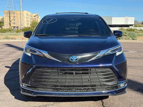 Used 2022 Toyota Sienna Platinum image 3