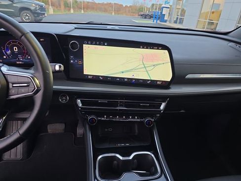 Used 2025 Chevrolet Traverse LT image 17