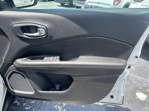 Used 2019 Jeep Compass Latitude FWD image 30