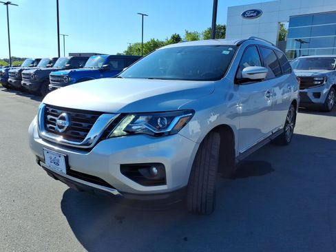 Used 2017 Nissan Pathfinder Platinum w/ Family Entertainment Package AWD/4WD image 7