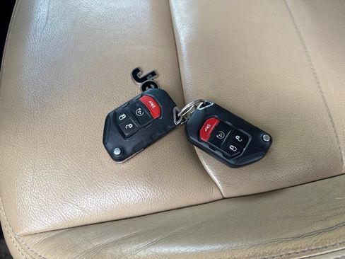 Used 2018 Jeep Wrangler Unlimited Sahara AWD/4WD image 6