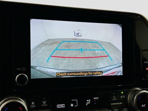 Used 2023 Toyota Highlander XLE image 11