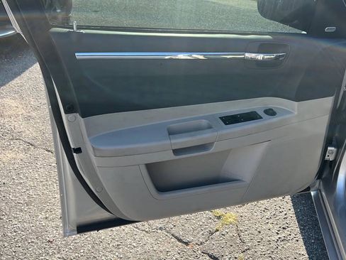 Used 2006 Chrysler 300 Touring w/ Sound Group RWD image 10