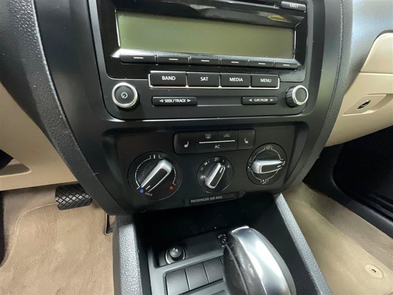 Used 2011 Volkswagen Jetta SE FWD image 16