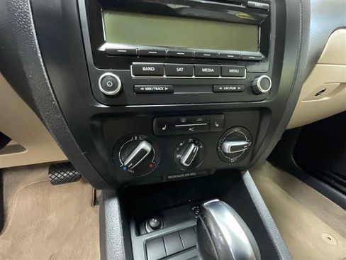 Used 2011 Volkswagen Jetta SE FWD image 16