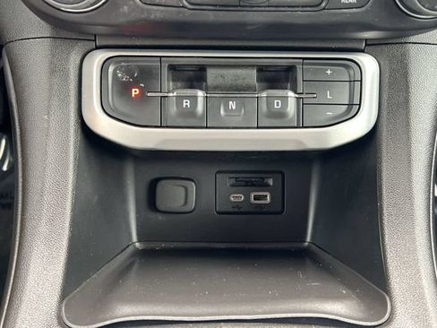 Used 2023 GMC Acadia SLT FWD image 22