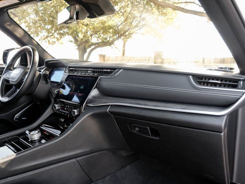 Used 2022 Jeep Grand Cherokee Overland w/ Luxury Tech Group IV image 24