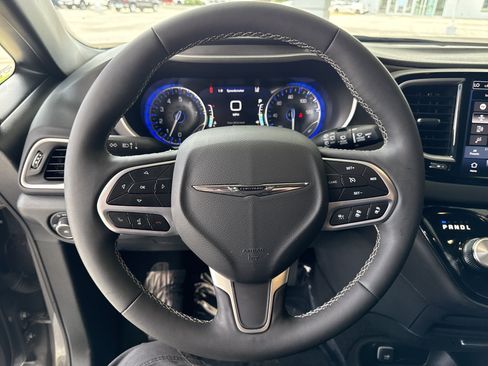 Used 2025 Chrysler Pacifica Select FWD image 8