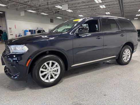 Used 2024 Dodge Durango SXT w/ 3rd Row Seating Group image 3