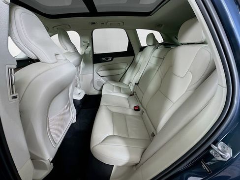 Used 2021 Volvo XC60 T5 Momentum w/ Premium Package image 24