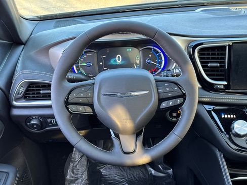 New 2023 Chrysler Pacifica Limited w/ Uconnect Theater Family Group image 17