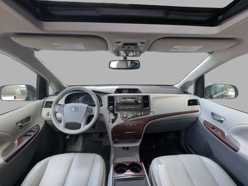Used 2014 Toyota Sienna XLE FWD image 31
