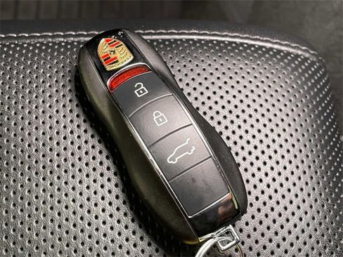 Used 2025 Porsche Macan image 43