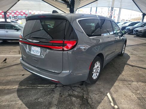 Used 2025 Chrysler Pacifica Select FWD image 7