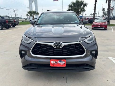 Used 2024 Toyota Highlander LE FWD image 2
