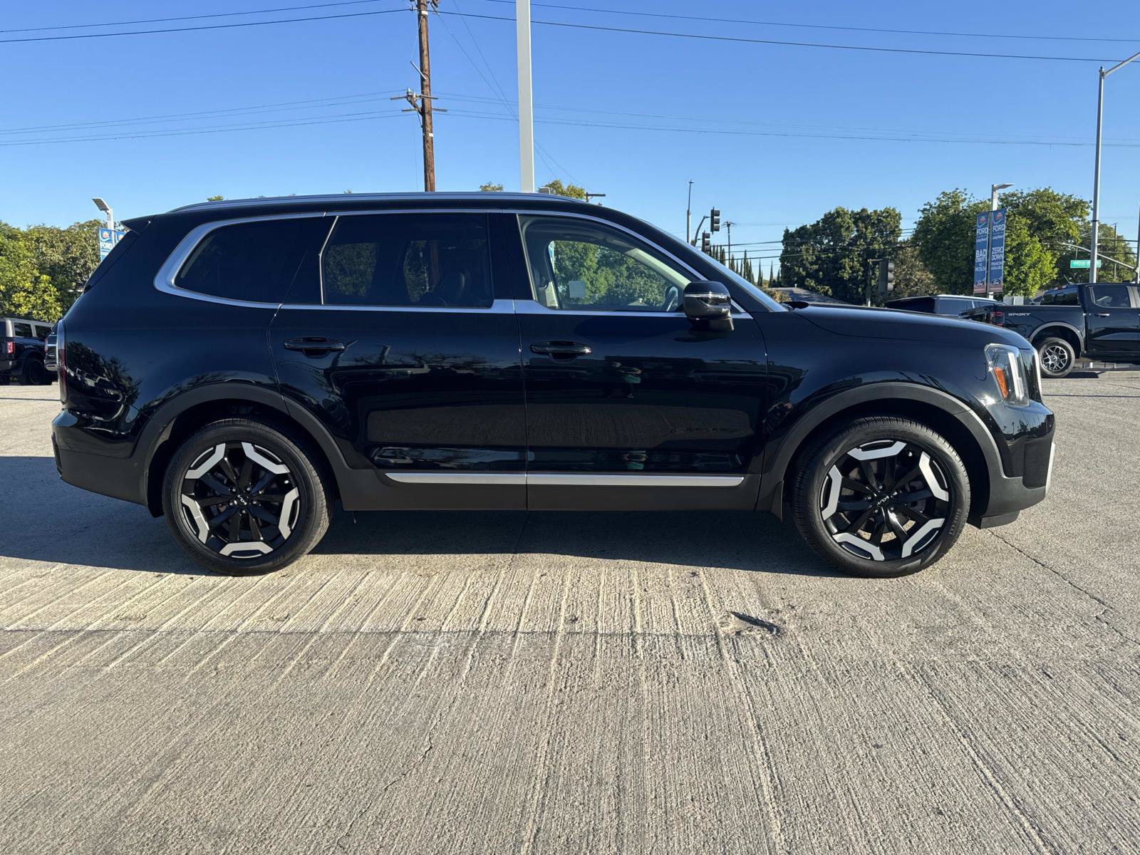 Used 2024 Kia Telluride EX w/ EX Captain's Chair Package FWD image 2