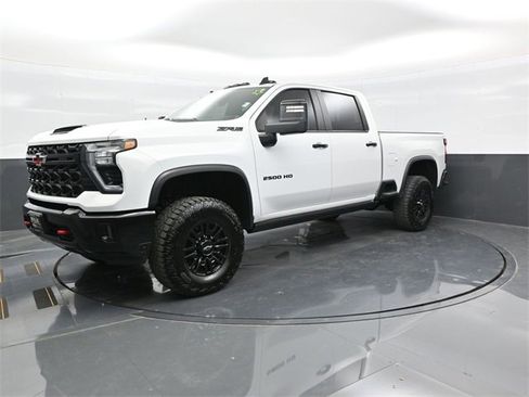 Used 2024 Chevrolet Silverado 2500 ZR2 w/ Technology Package image 3