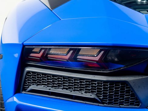 Used 2018 Lamborghini Aventador S image 13