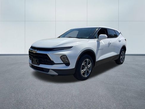 Used 2025 Chevrolet Blazer LT image 2