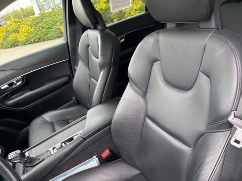 Used 2020 Volvo XC90 T5 Momentum w/ Protection Package Premier AWD/4WD image 17