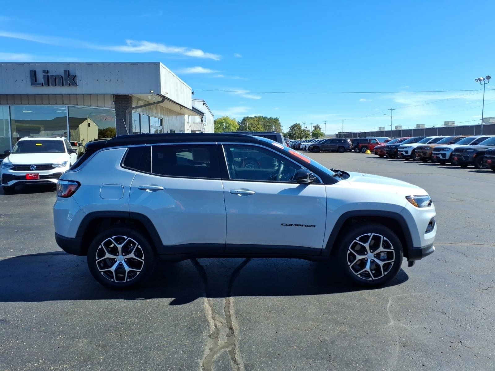Used 2024 Jeep Compass Limited AWD/4WD image 2