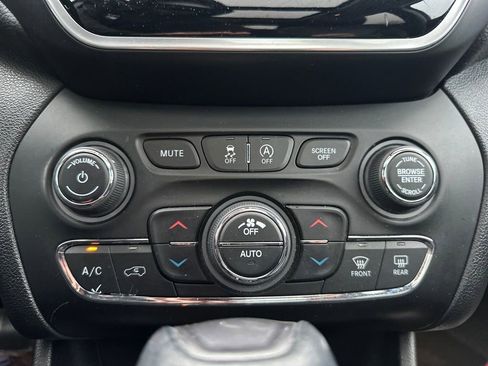 Used 2020 Jeep Cherokee Limited image 16