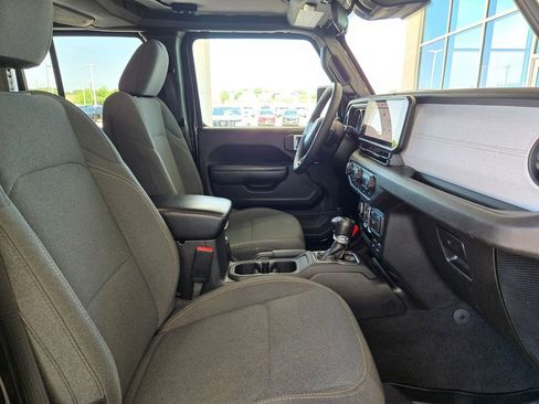 Used 2024 Jeep Gladiator Sport AWD/4WD image 24
