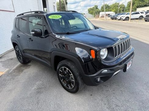 Used 2023 Jeep Renegade Latitude AWD/4WD image 3