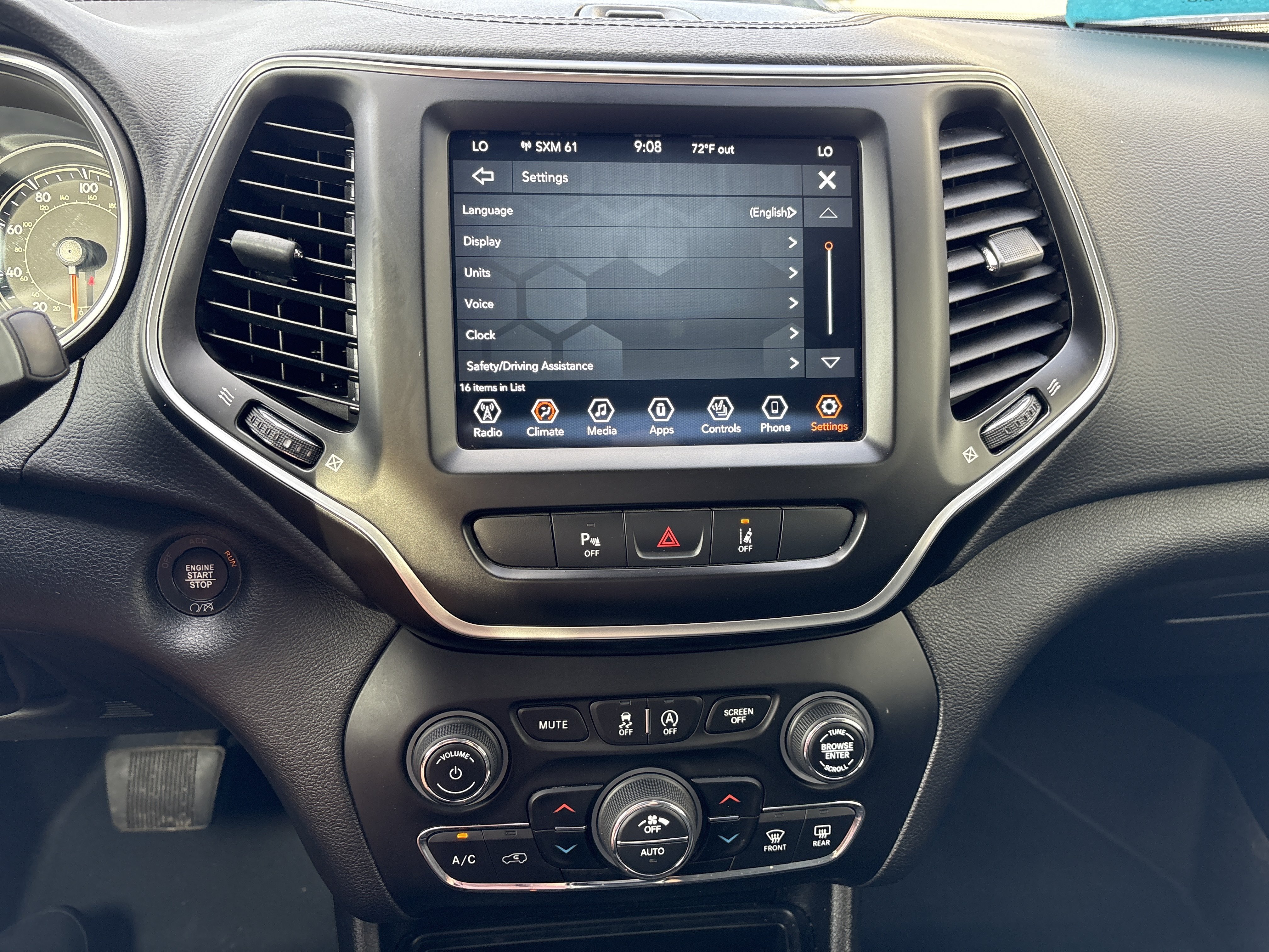 Used 2021 Jeep Cherokee Latitude Lux w/ Comfort/Convenience Group AWD/4WD image 24