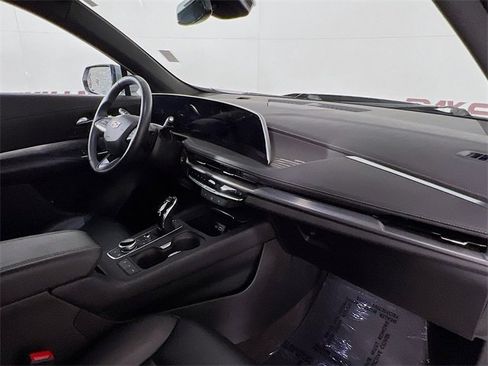 Used 2024 Cadillac XT4 Premium Luxury image 36